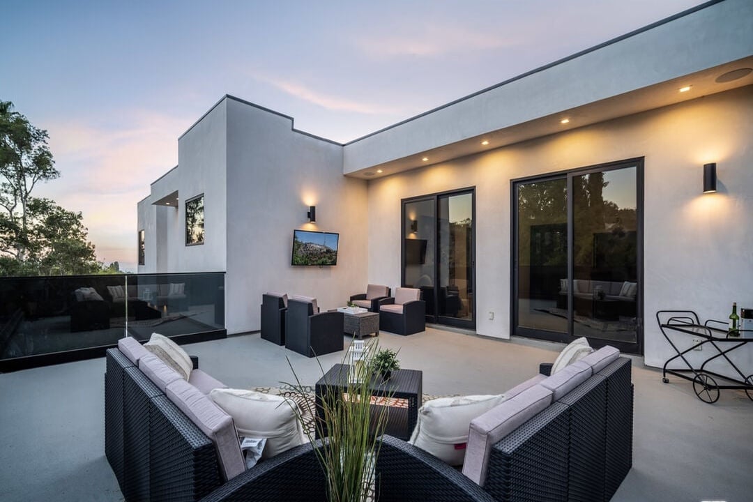 Canyon Lake Dr, 90068