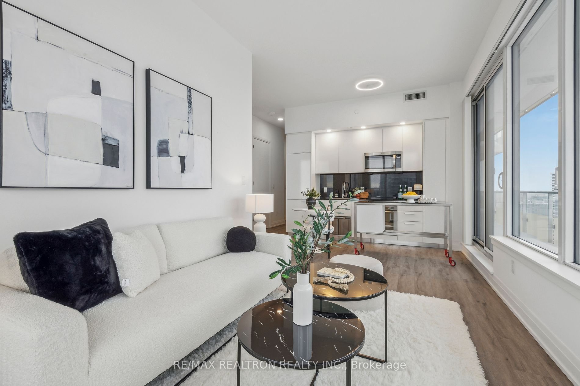 STUNNING, AIRY PENTHOUSE