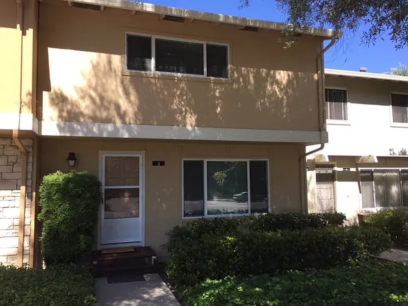  2 Comstock Queen Ct
