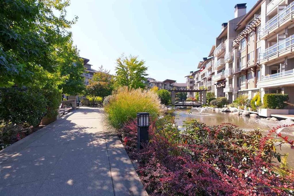560 Raven Woods Dr, #404