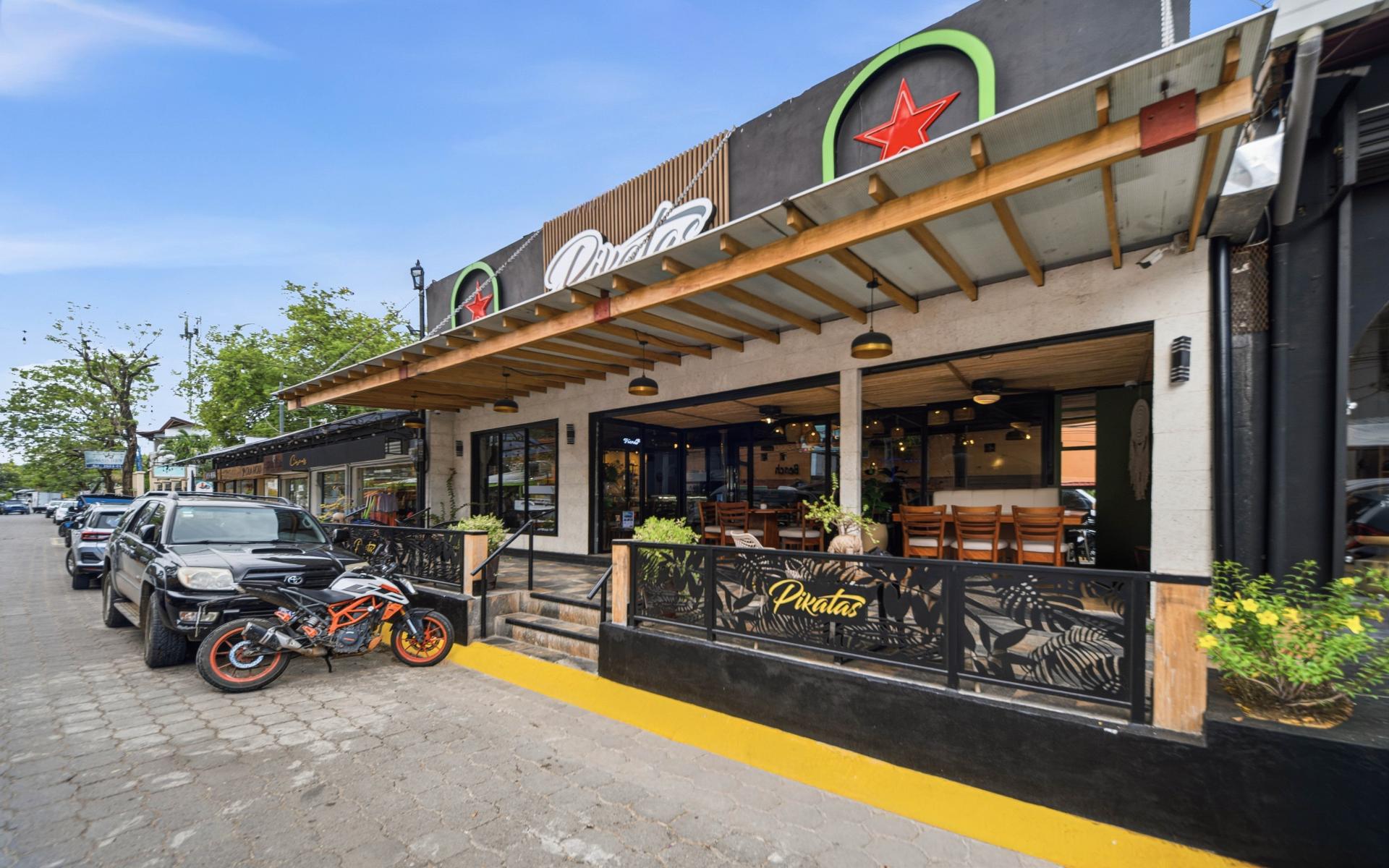 Pikatas Restaurant and Bar, A Local Favorite Near Tamarindo Beach