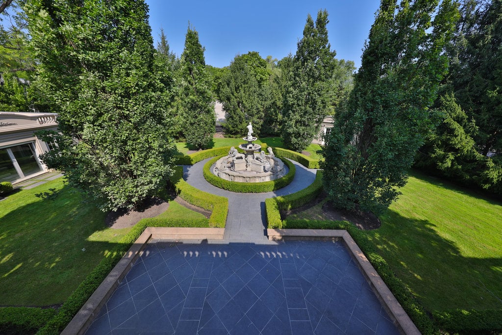 489 Lakeshore Road East