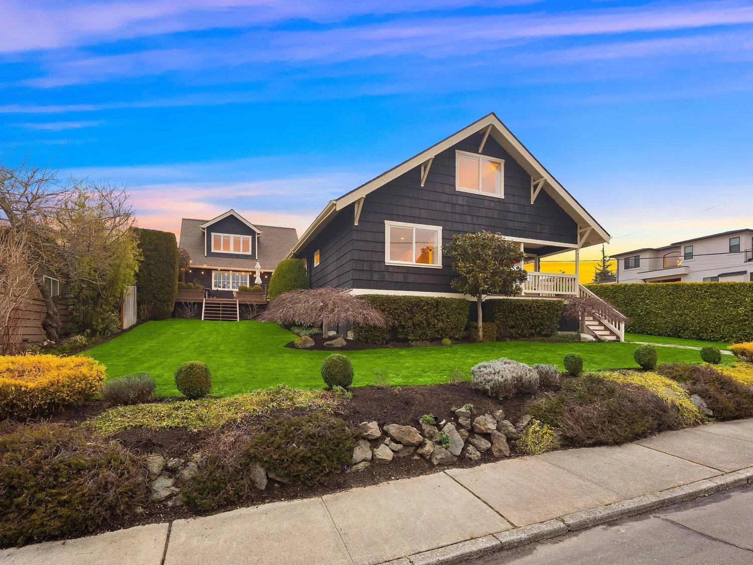 402 10th Ave W