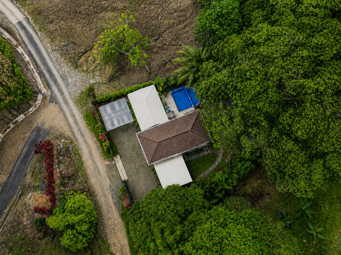   3 bedrooms, 2.5 bathrooms Villa Steps from Uvita, beautiful Beaches, Waterfalls, Restaurants and Tourist Attractions.