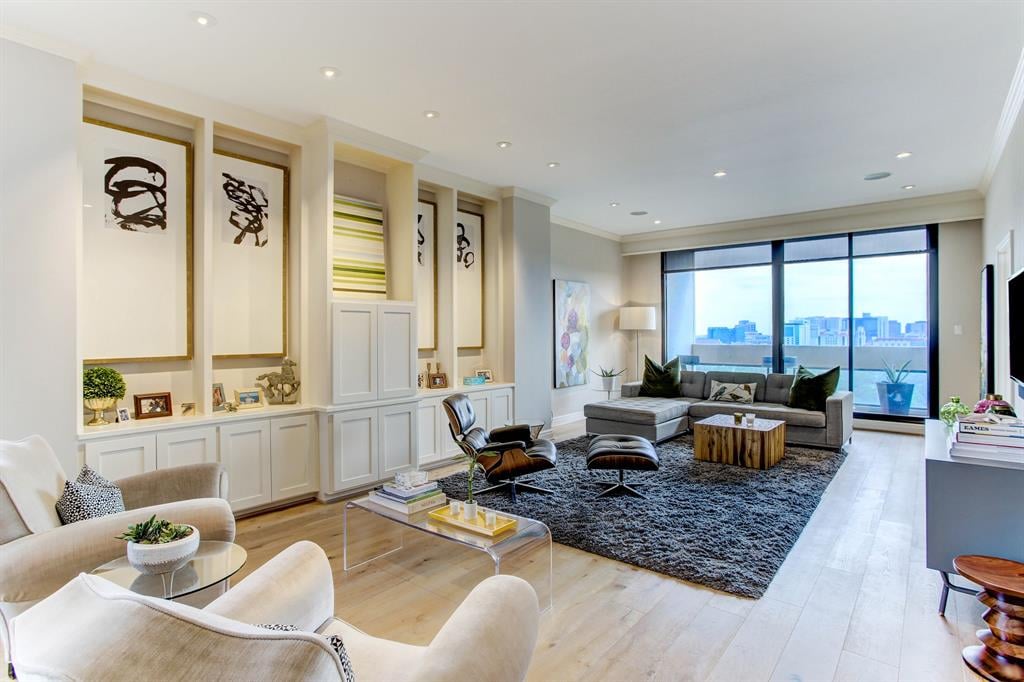 1111 Hermann Dr, #18C