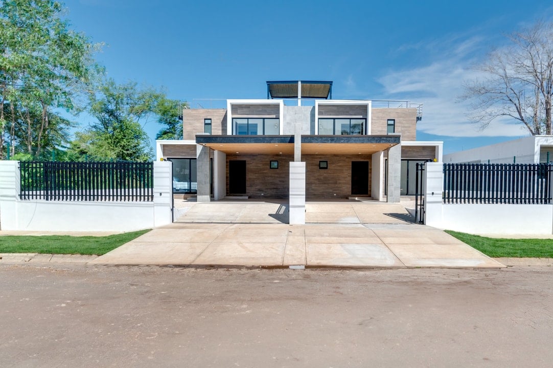 DUPLEX FOR SALE - FLAMINGO BEACH 