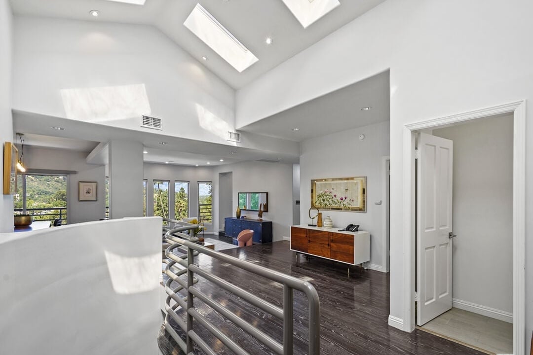 Solaris Manor, N Knoll Dr, 90068