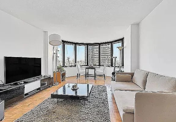 330 E 38th St APT: 30M