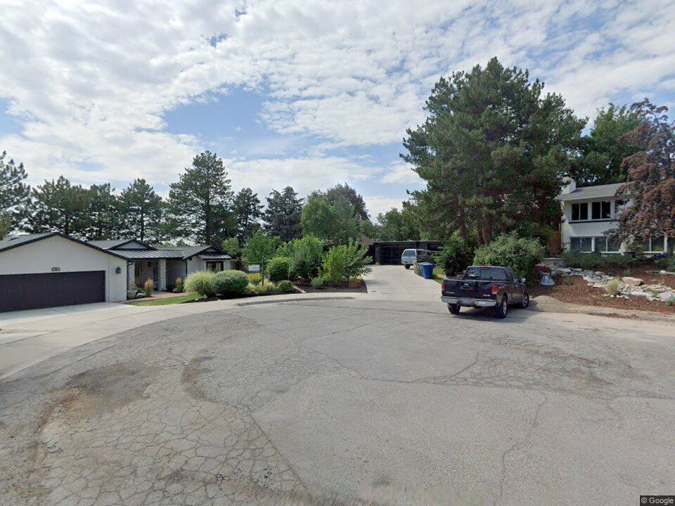 2655 E Hiawatha Cir