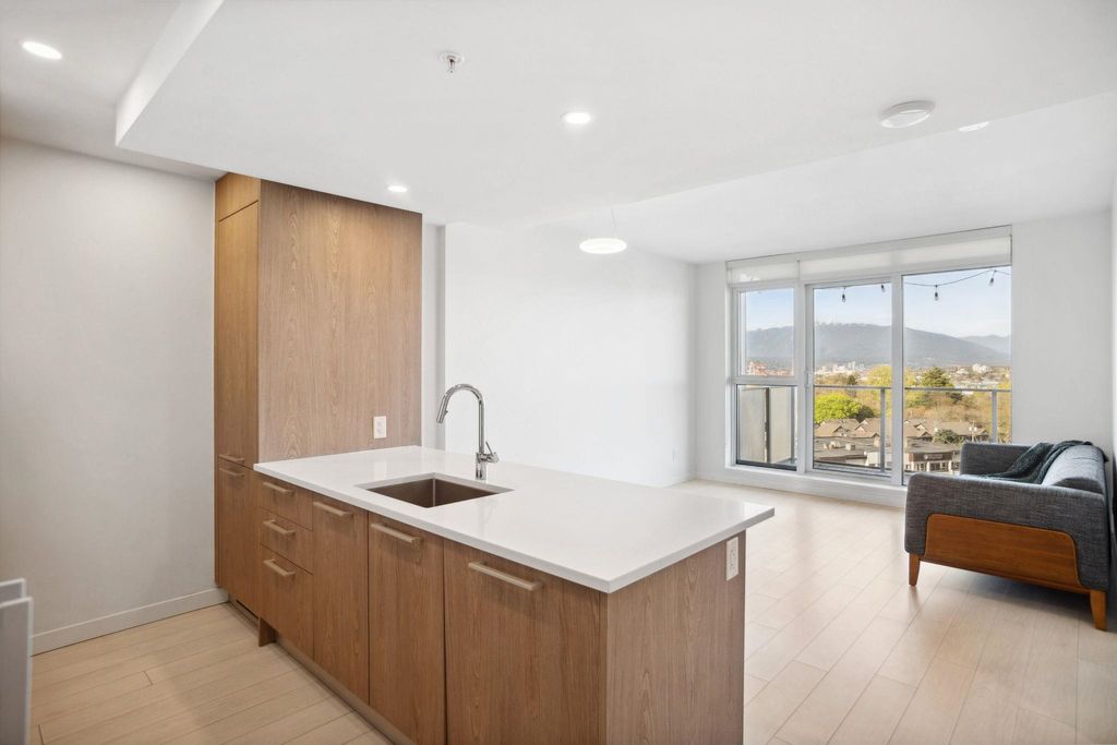 285 E 10th Ave, #704