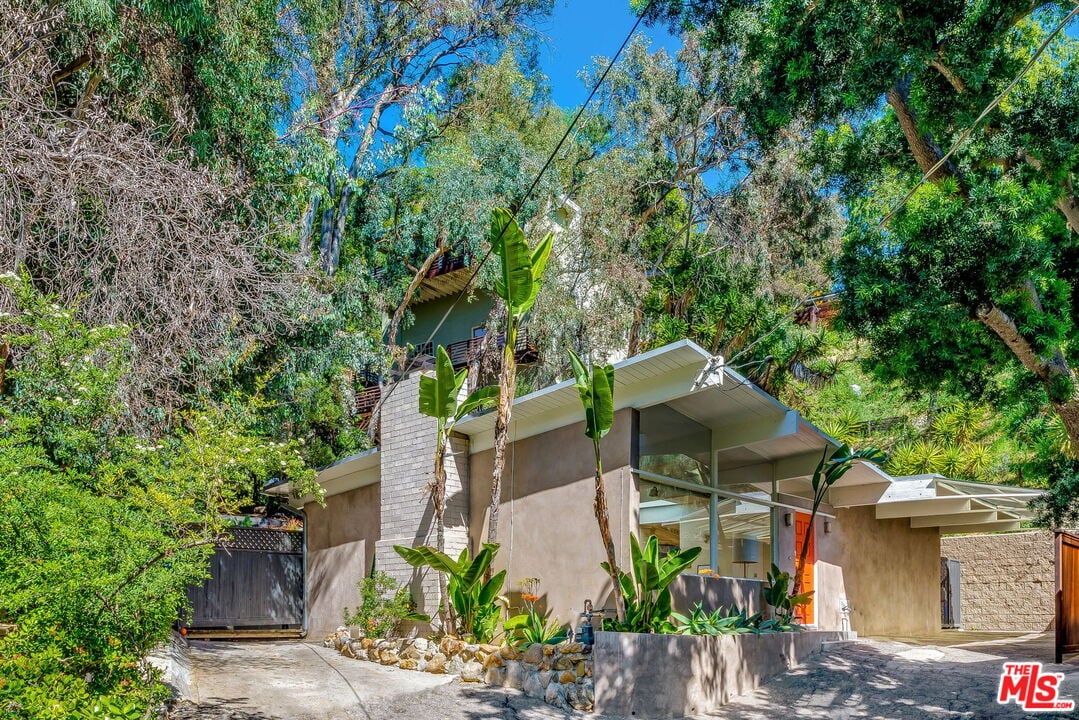 7979 Willow Glen Rd