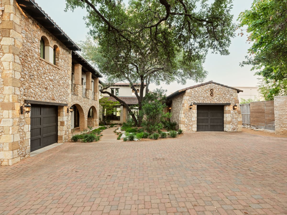 Lakeshore Horizon: Waterfront Villa with Lake & City Views