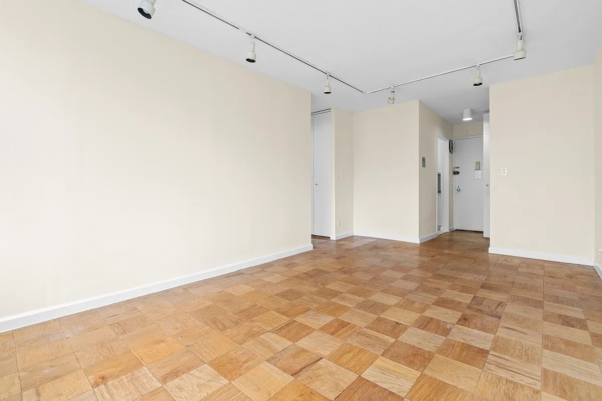 301 East 45th Street Unit: 20D