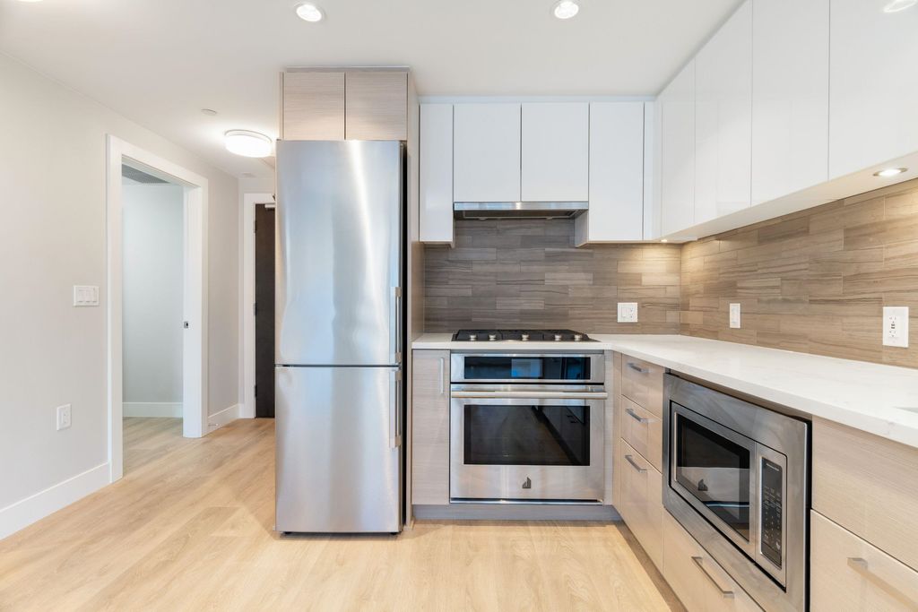 8533 River District Crossing, #806