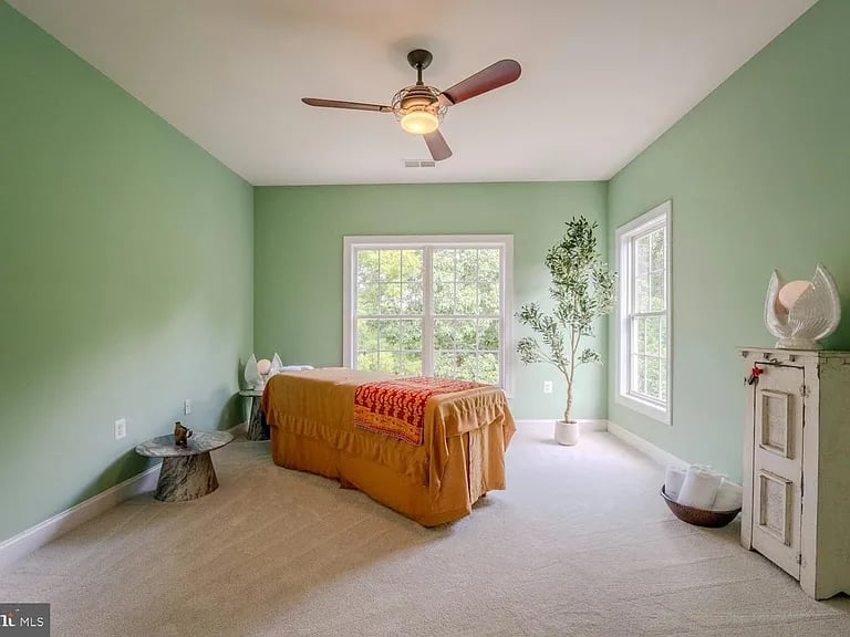 106 Calvary Ct SE
