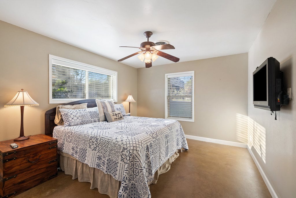 Stunning Waterfront Retreat in the Heart of Kingsland