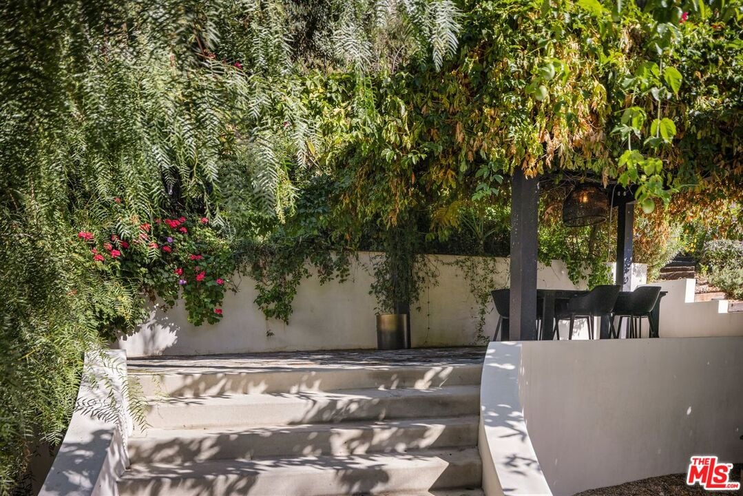 Velaris Estate, Laurel Canyon Blvd, 90046