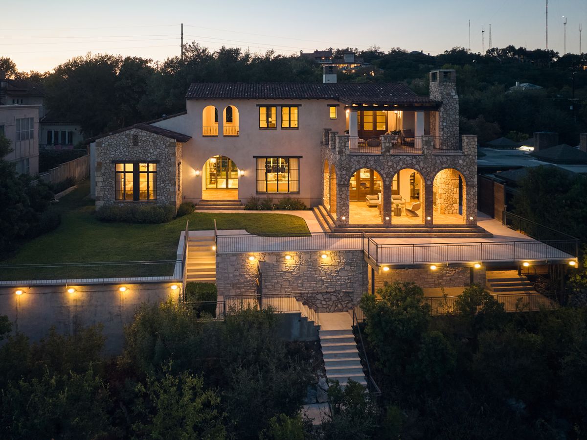 Lakeshore Horizon: Waterfront Villa with Lake & City Views