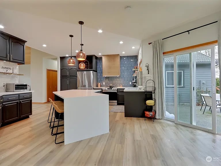 10112 252nd Street E