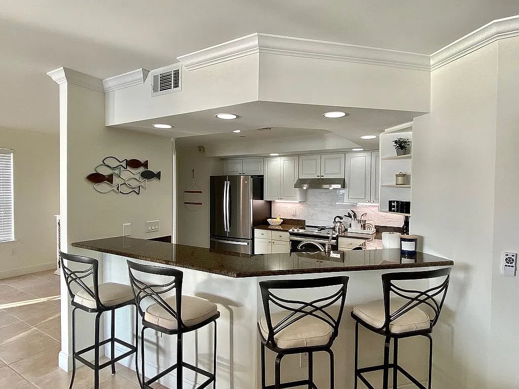 5380 W Harbor Village Dr #202
