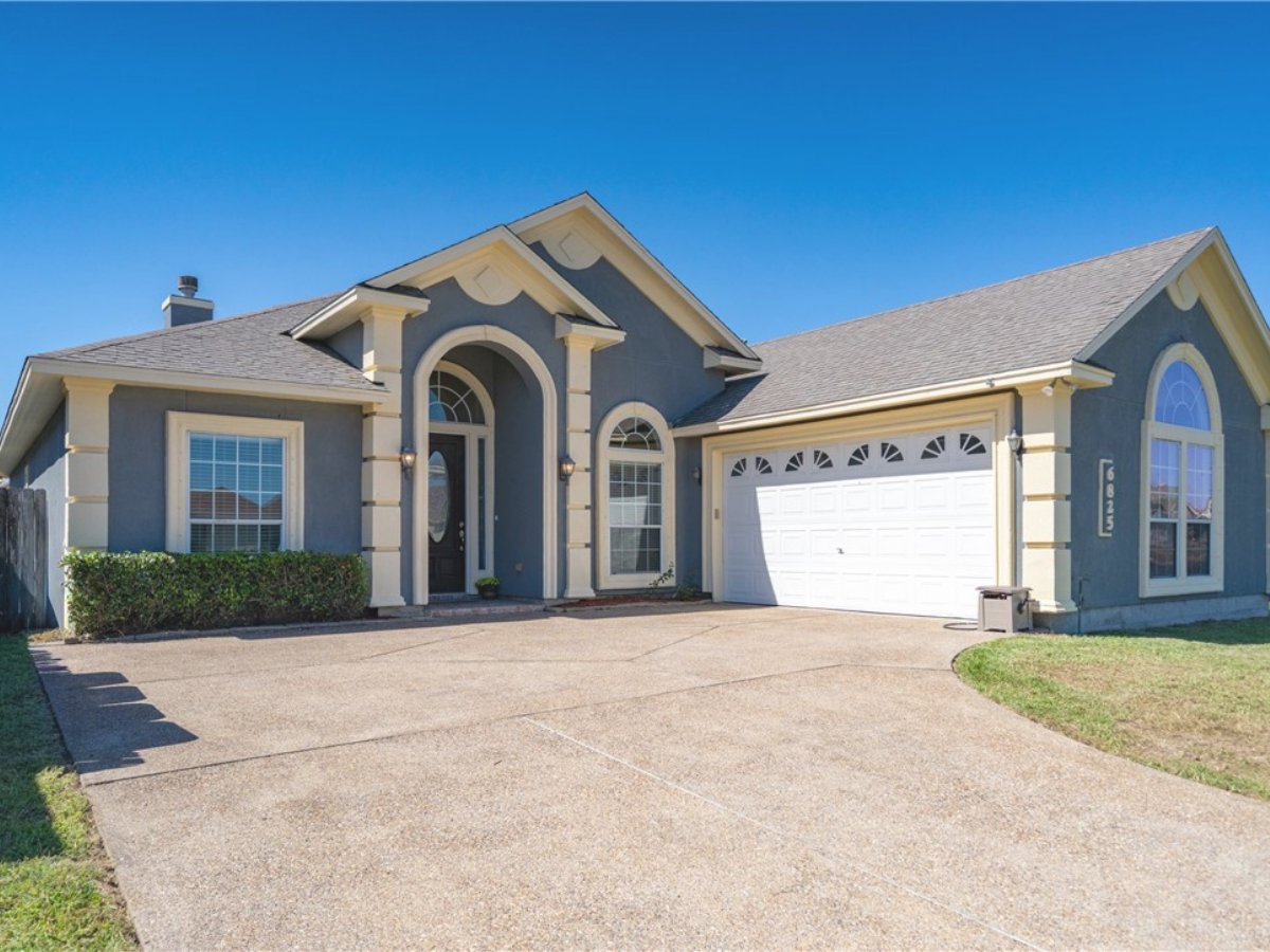 6825 Island Park Ct, Corpus Christi, Texas, home with landscaped yard and attached garage