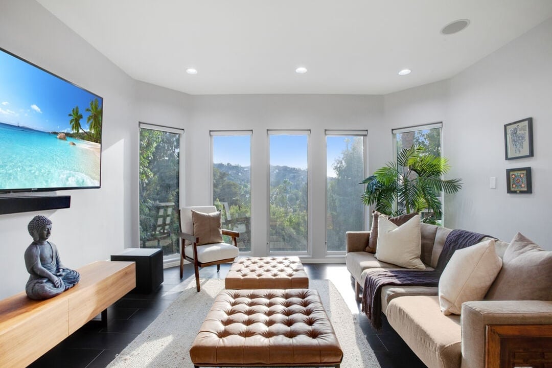 Solaris Manor, N Knoll Dr, 90068