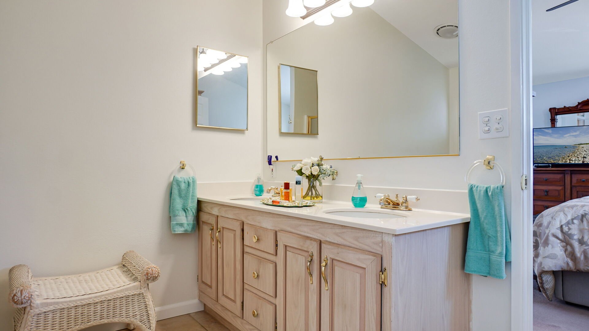 8651 Foothill Boulevard 35