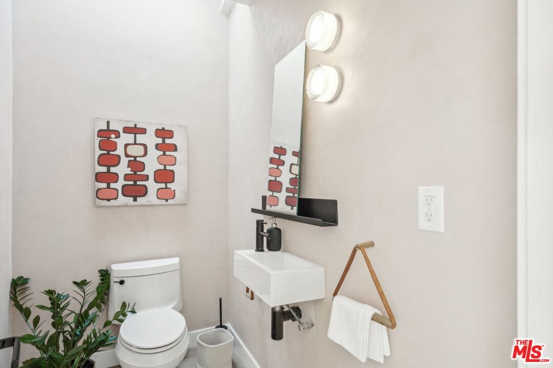 Sunset Crest Dr, 90046