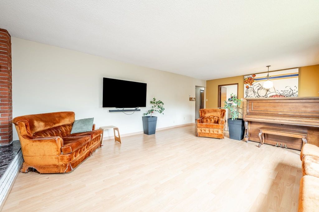 2332 Argyle Cres