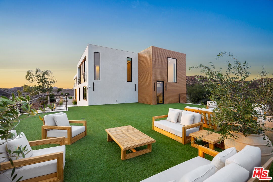 Mulholland Hwy, 90265