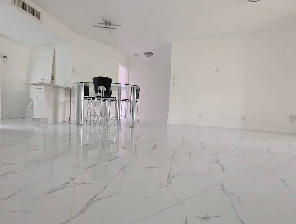 Looking for a luxury rental in Pompano with a pool, gym, and lake views? You just found it.