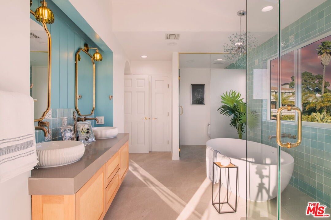 905 Berkeley St, 90403