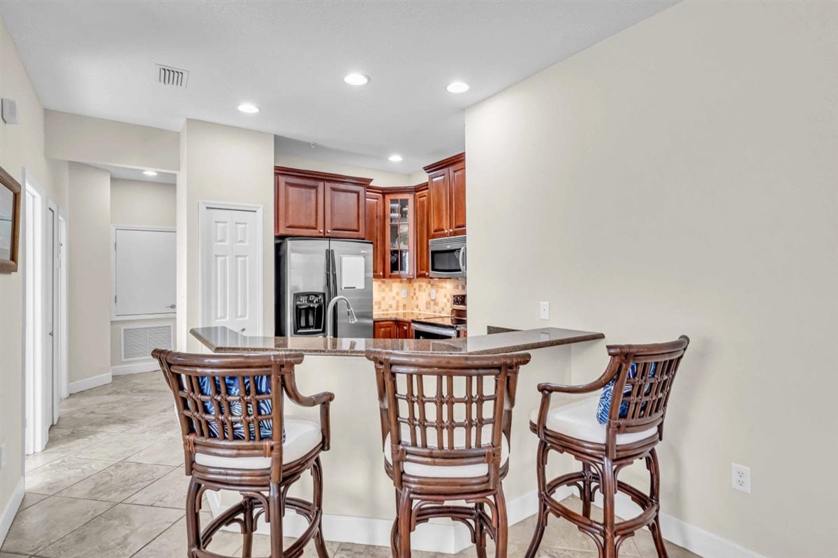 Kitchen - Breakfast bar with granite countertops