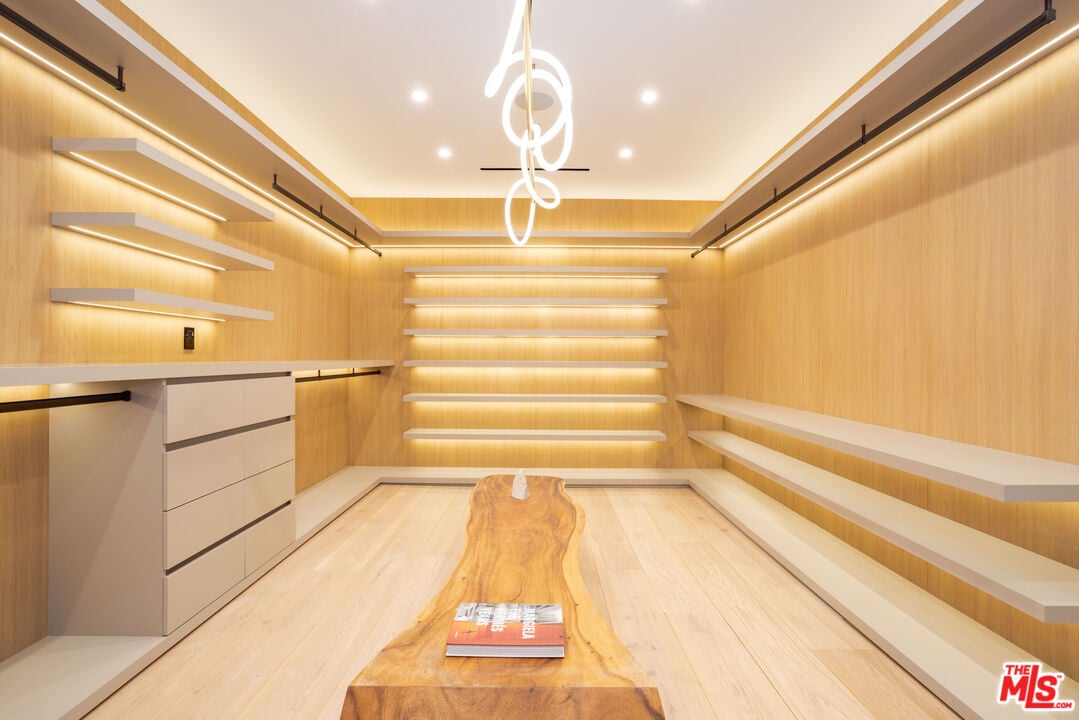 Mulholland Hwy, 90265