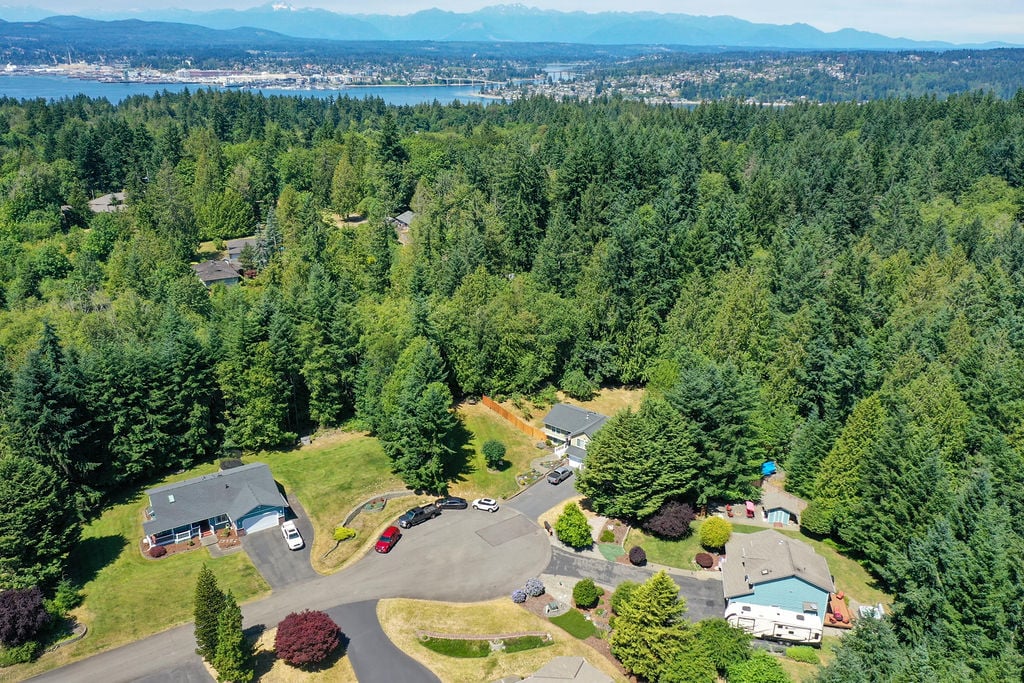 2147 Dunrobin Lane E