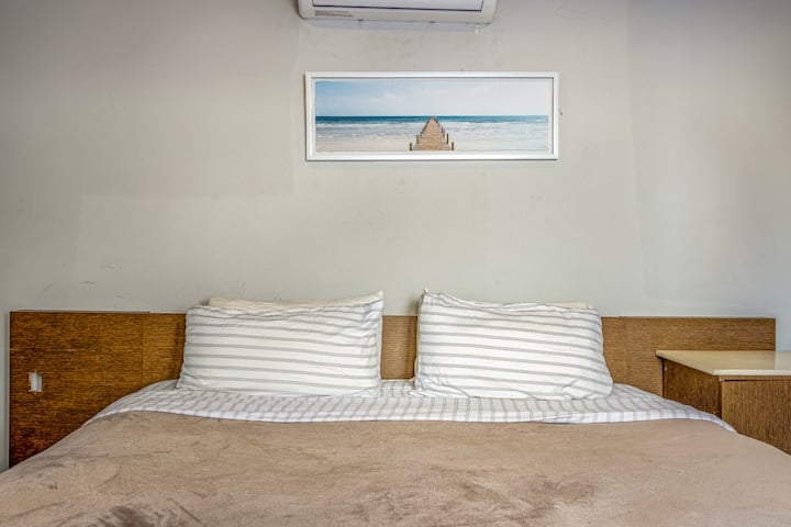 Beach House Apt 11 • Sleeps 4 • Kitchen + Sofa Bed - Airbnb