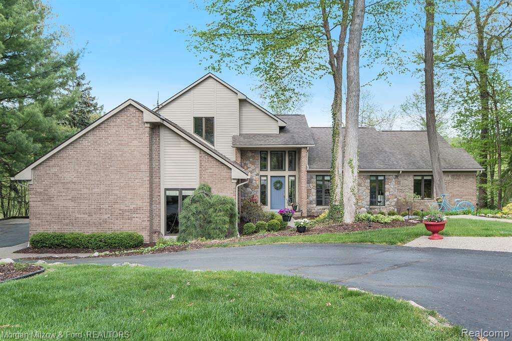 7136 Deer Lake Court
