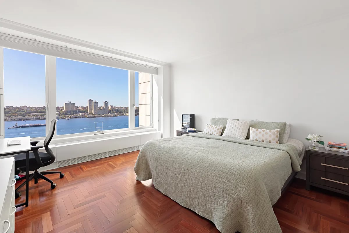 240 RIVERSIDE Boulevard 19B