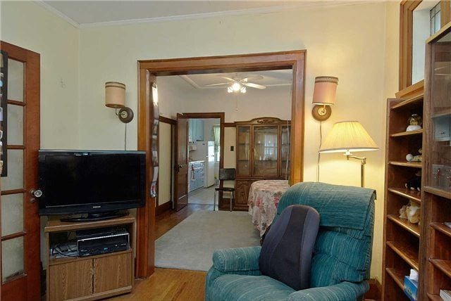 186 Queensdale Ave