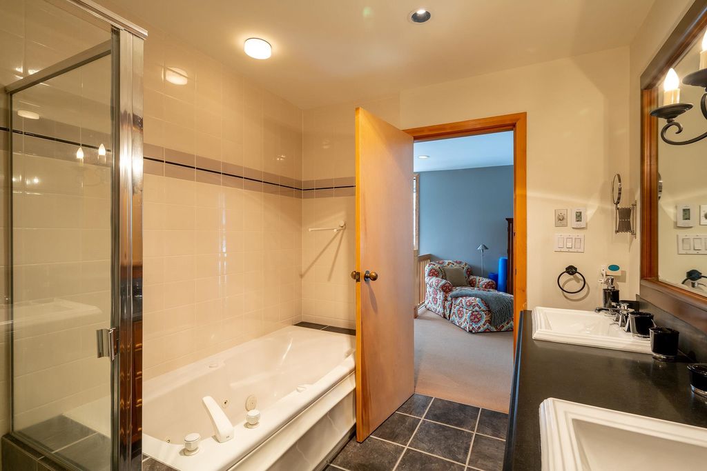 3525 Falcon Cres, #1