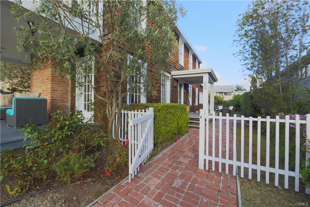 369 Hawthorne Rd