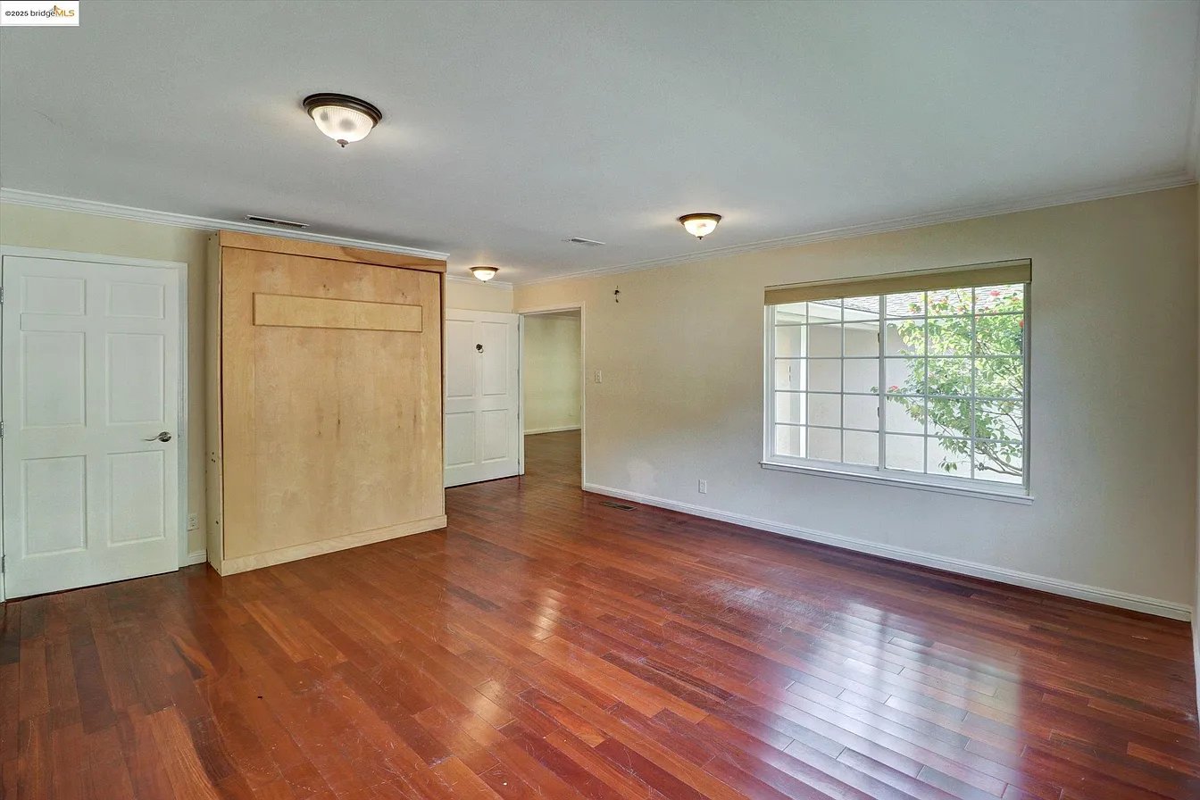 8153 Surrey Ln