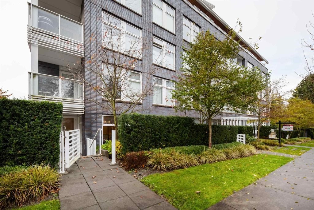 4867 Cambie St, #103