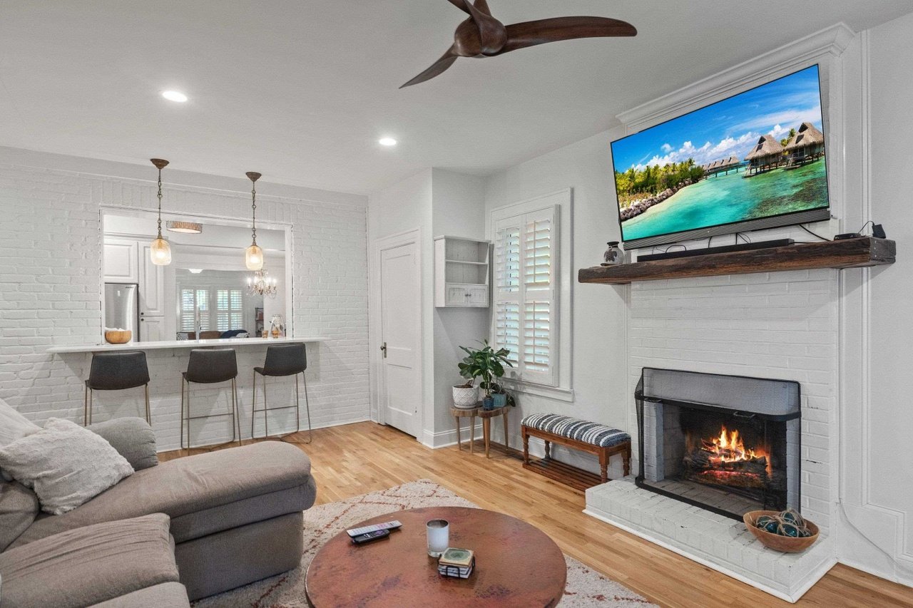 200 W Roanoke Park Dr