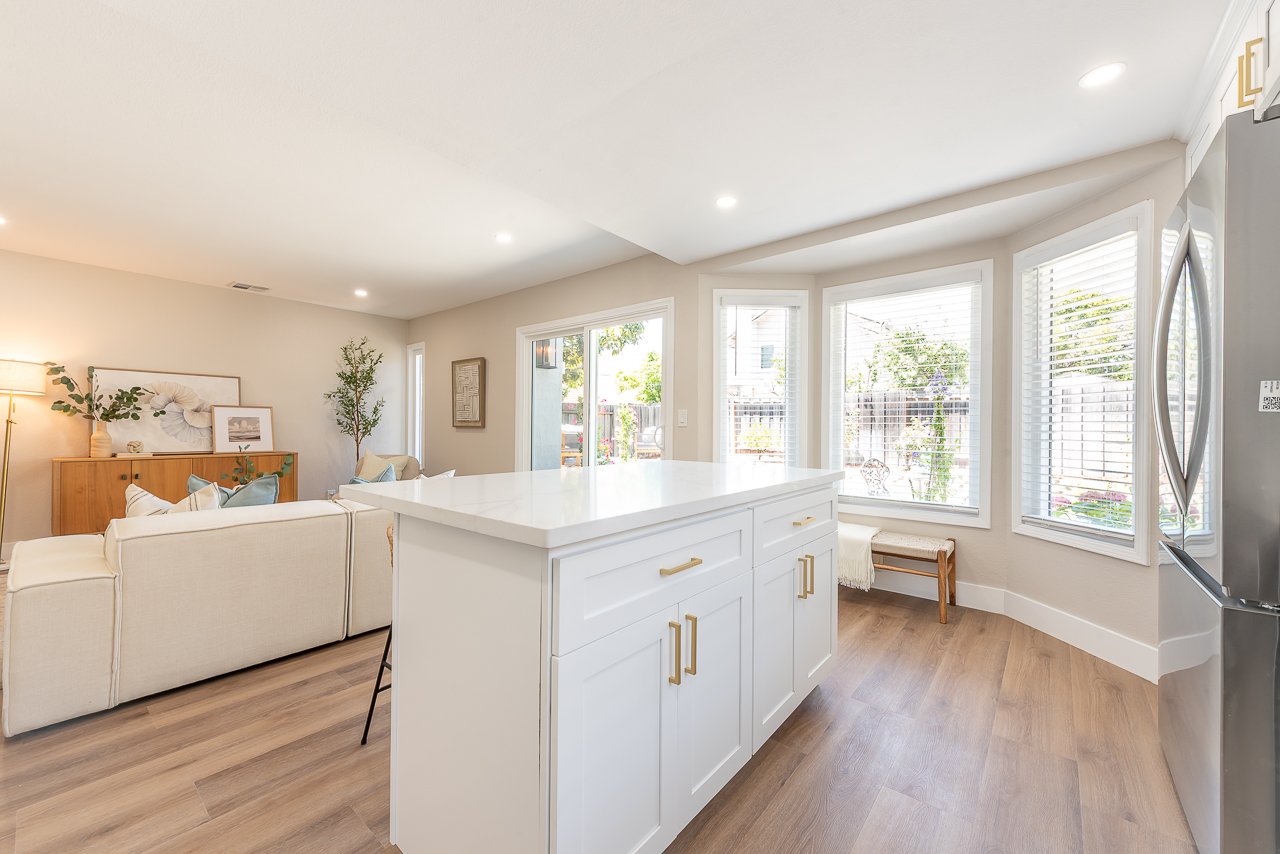 Newly Remodeled. 1 Bed/Bth down, Pioneer Elem!