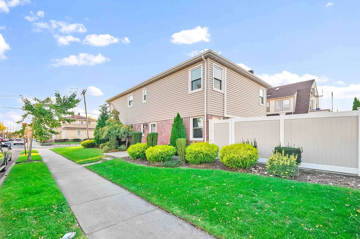 95-19 160th Ave #2FAM