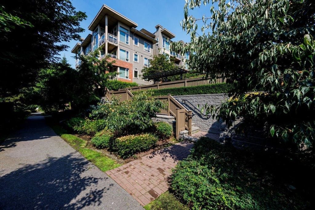 119 W 22nd St, #126