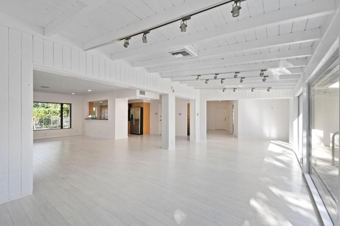 270 Russlyn Dr