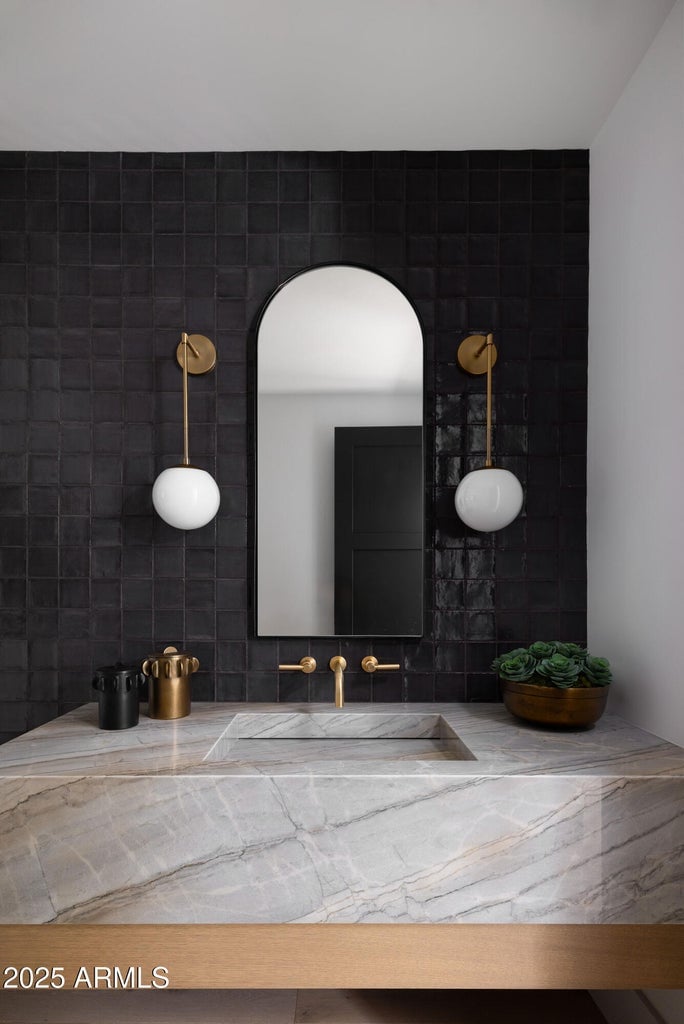 6512 E HUMMINGBIRD Ln