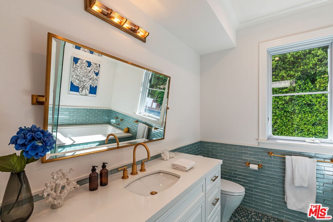 Monarch Reserve, N Norman Pl, 90049